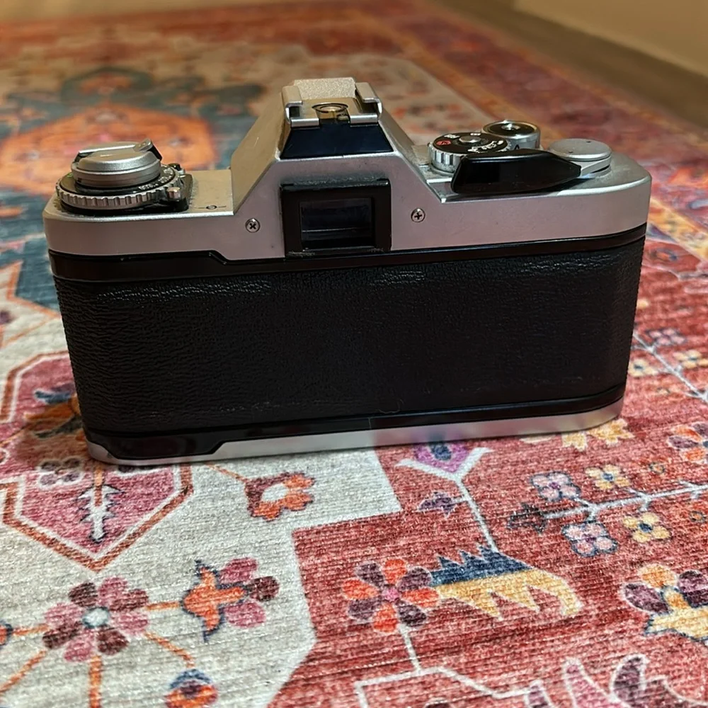 Vintage camera A-V1 35 mm .Appareil photo reflex argentique argent Canon AV-1